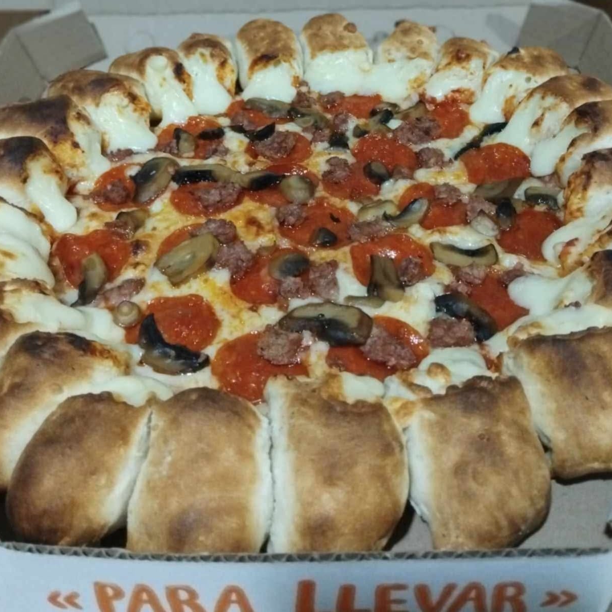 Pizza con Orilla Rellena de Queso 3 Ingredientes