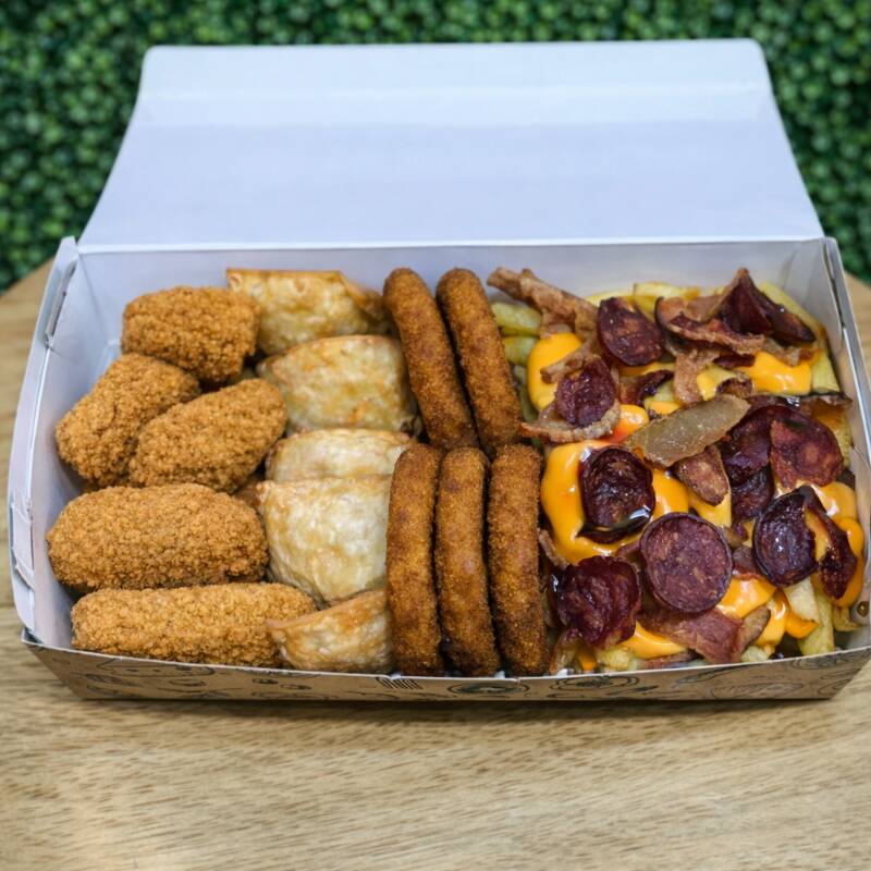 Essa porção serve até 2 pessoas
Acompanha os seguintes itens:
- Batata com cheddar, bacon e calabresa (300g)
- 5 nuggets
- 5 mini pastéis
- 5 anéis de cebola