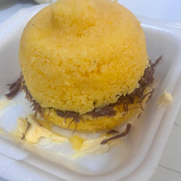 Cuscuz de milho e carne seca desfiada