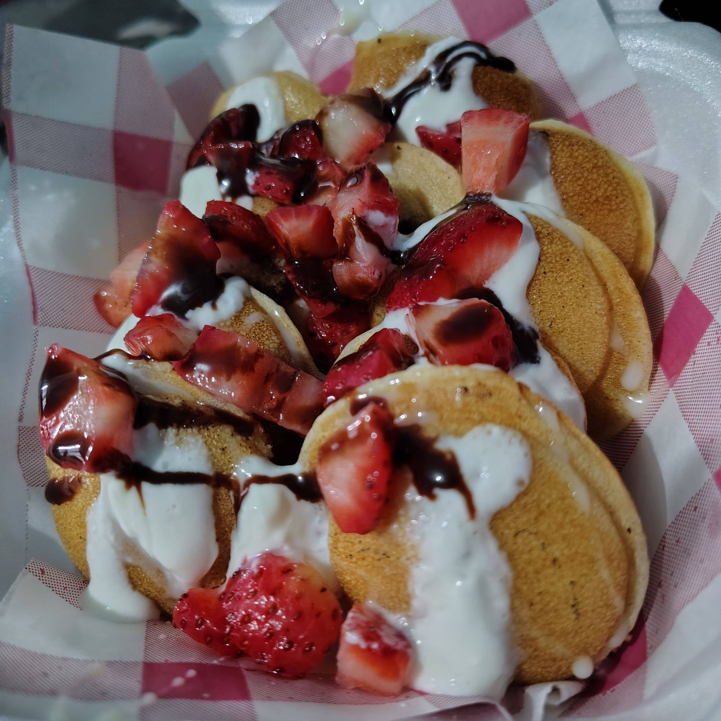 10 mini hotcakes combinados de fresas y durazno