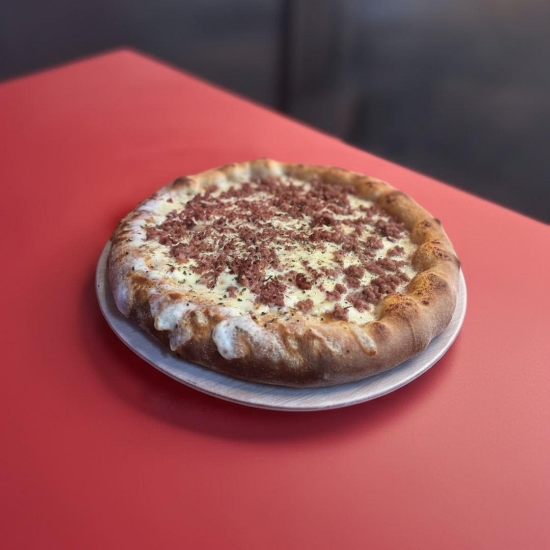 Pizza artesanal de dois andares com recheio de calabresa com mussarela a Catupiry especial , três bordas (Catupiry cheddar e mussarela) e na segunda camada molho mussarela bacon parmesão provolone .... Uma pizza bem assada e com um sabor inigualável , perfeita pra família .