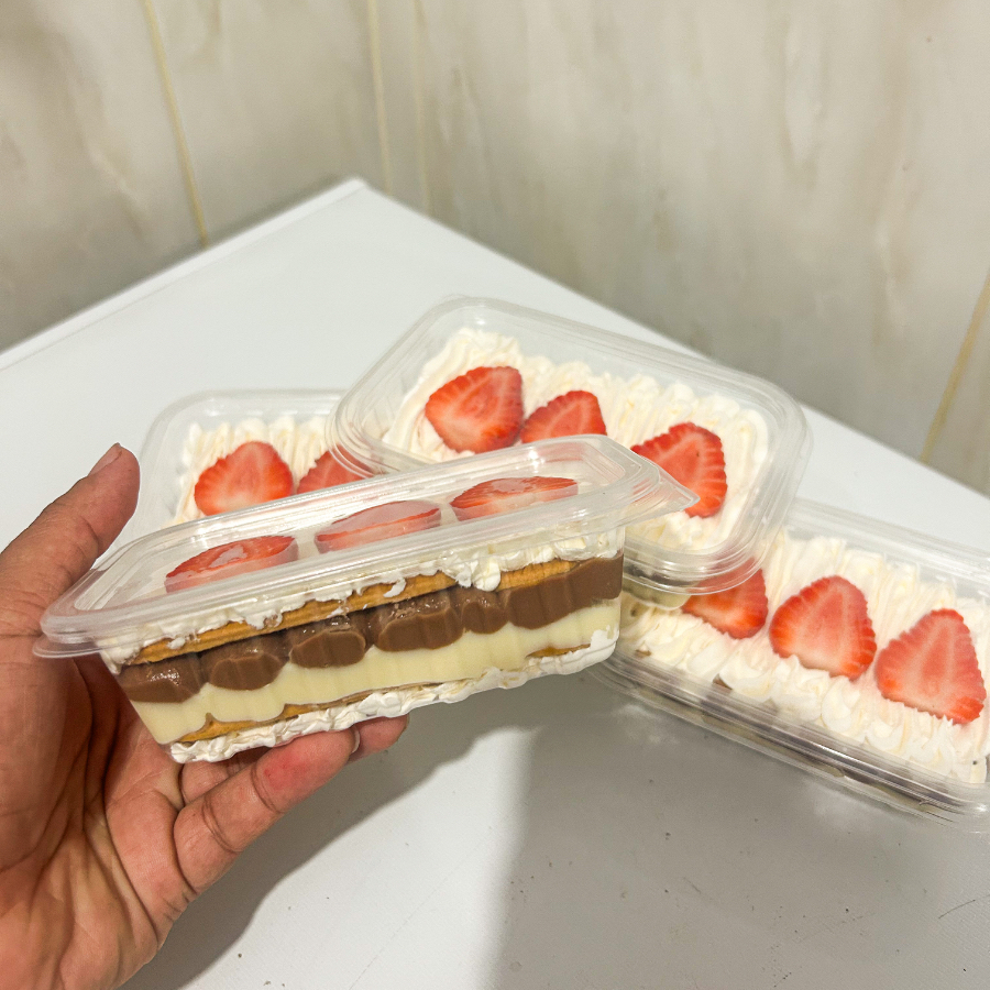 Chantilly, biscoito de maisena ,ninho ,chocolate e em cima morangos