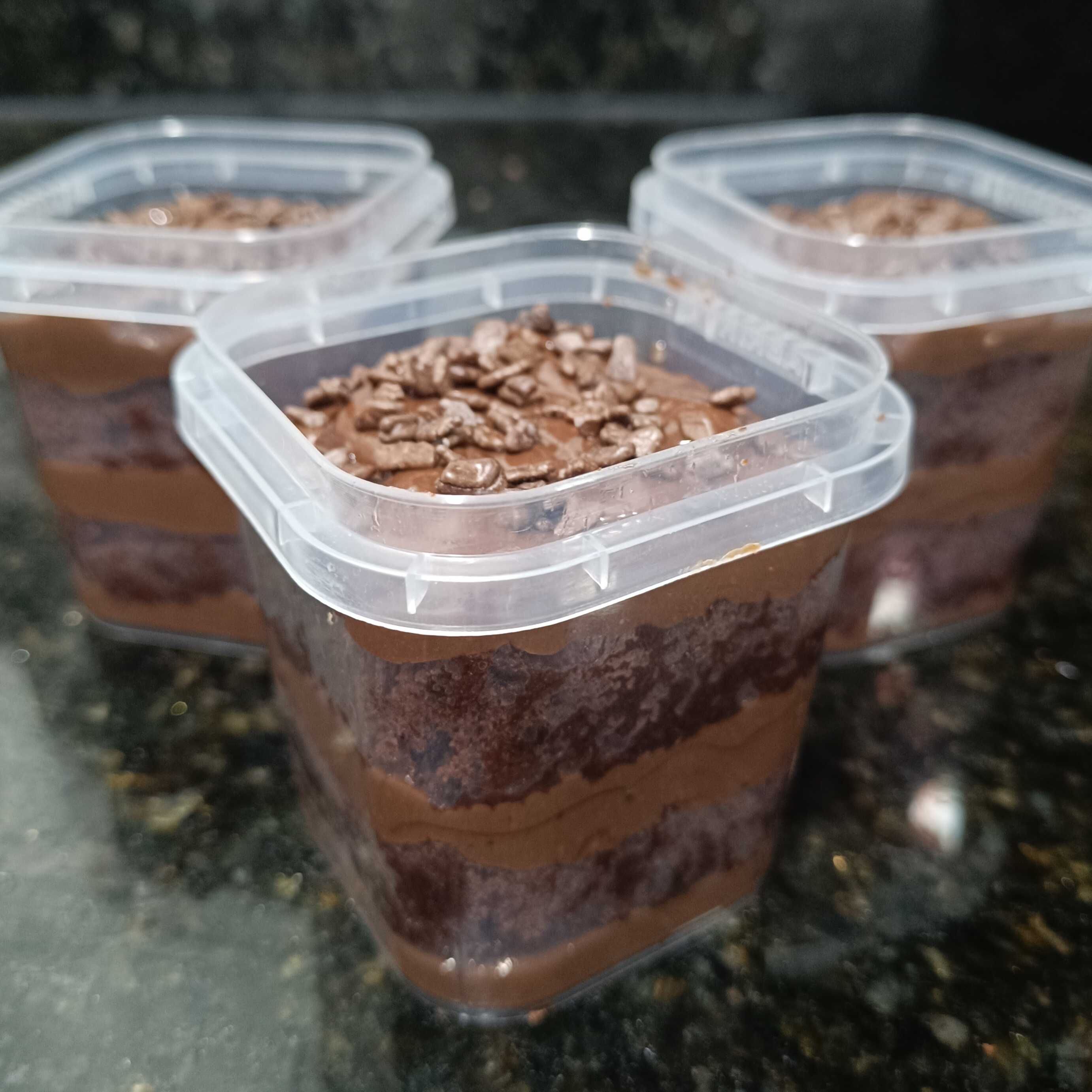 Massa de chocolate, com generosas camadas de brigadeiro.