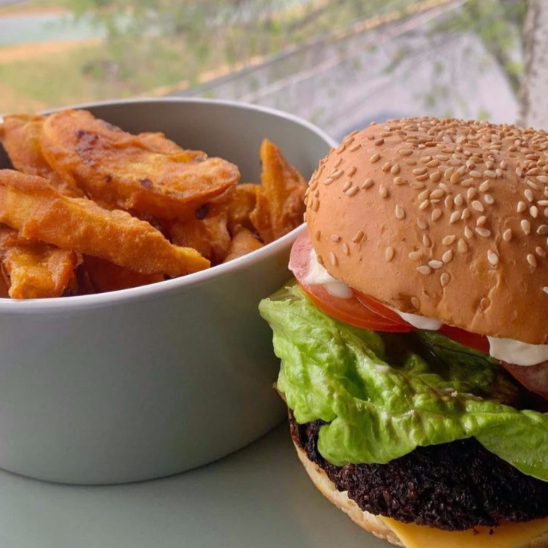 HAMBURGUESA CON PAPAS