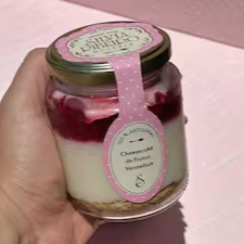 Cheesecake com farofa de bolacha, calda de frutas vermelhas caseira e chantininho. Obs. 1: não alteramos nenhum produto ou retiramos/adicionamos ingrediente. Obs. 2: produto de consumo imediato. Obs. 3: alguns produtos podem vir com vencimento do mesmo Dia.