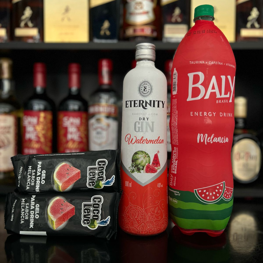 Acompanha fruta , 4 gelos e 4 copos .