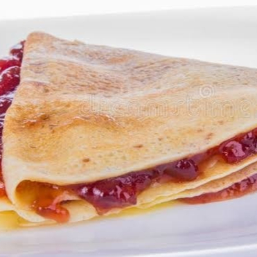 CREPA CON MERMELADA DE FRESA Y QUESO CREMA