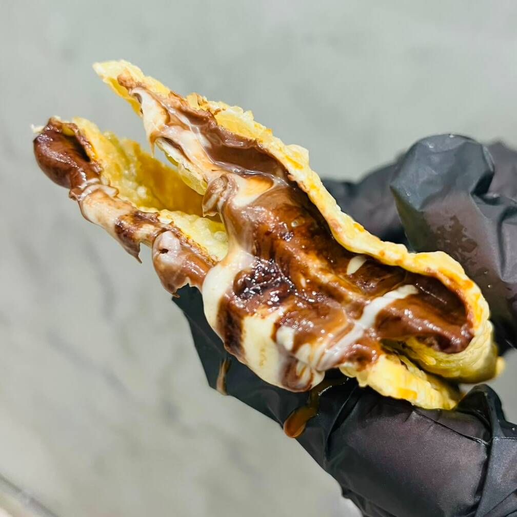 Um pastel de aproximadamente 20 cm, feito com massa crocante e dourada, recheio generoso e ingredientes selecionados para entregar uma experiência saborosa do começo ao fim.
Ingredientes: chocolate branco , chocolate preto