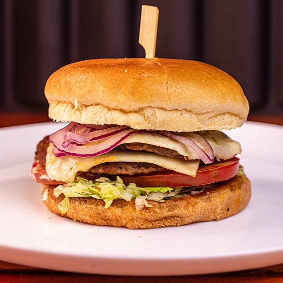 Delicioso X Salada com 01 Burguer Industrial de 100g, Queijo Mussarela, Alface e Tomate no Pão de Hamburguer. Uma Opção Leve e Saborosa para quem Ama um Clássico!