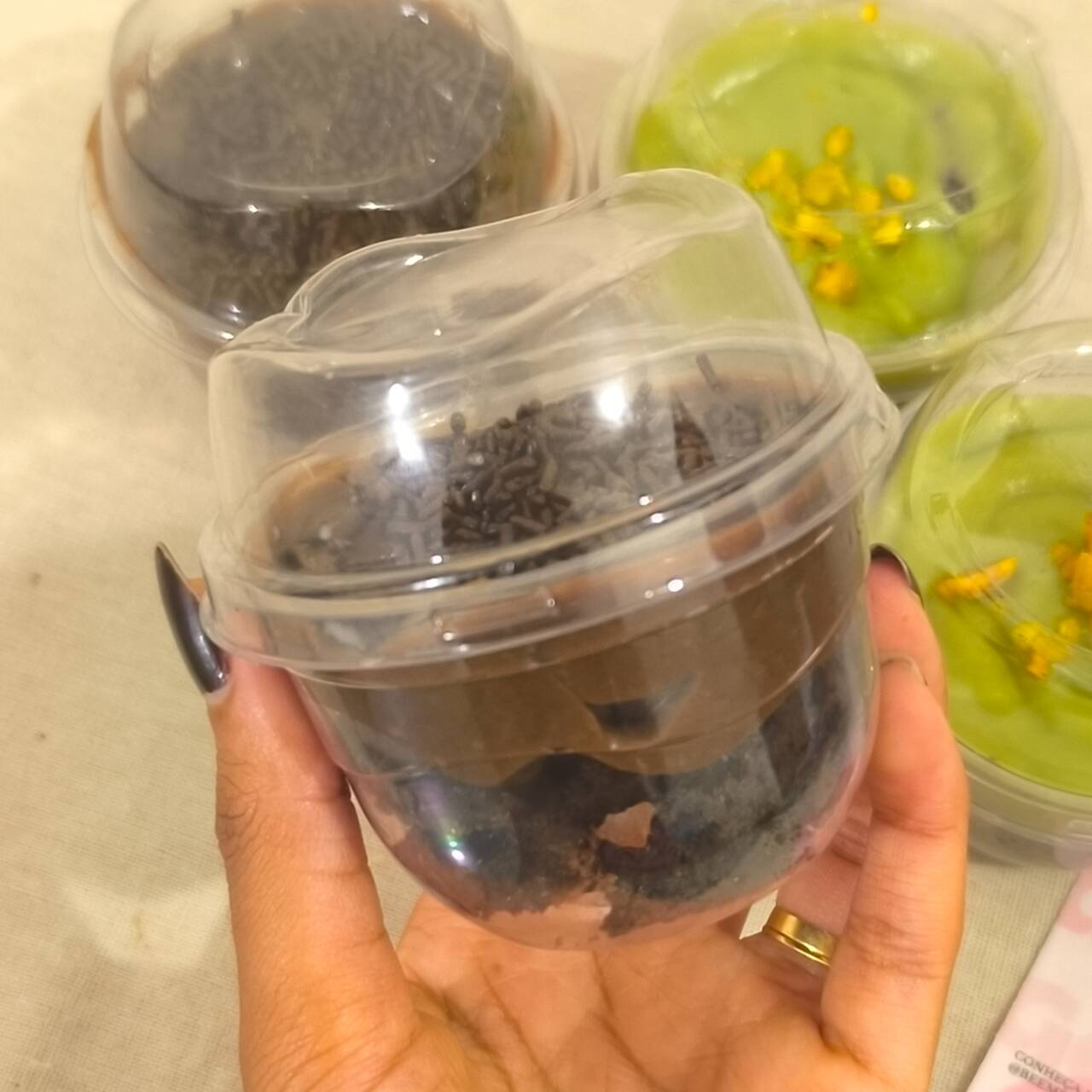 Potinho petite com iscas de brownie macios, cobertos com brigadeiro cremoso feito de chocolate 50% cacau e finalizado com granulado de chocolate