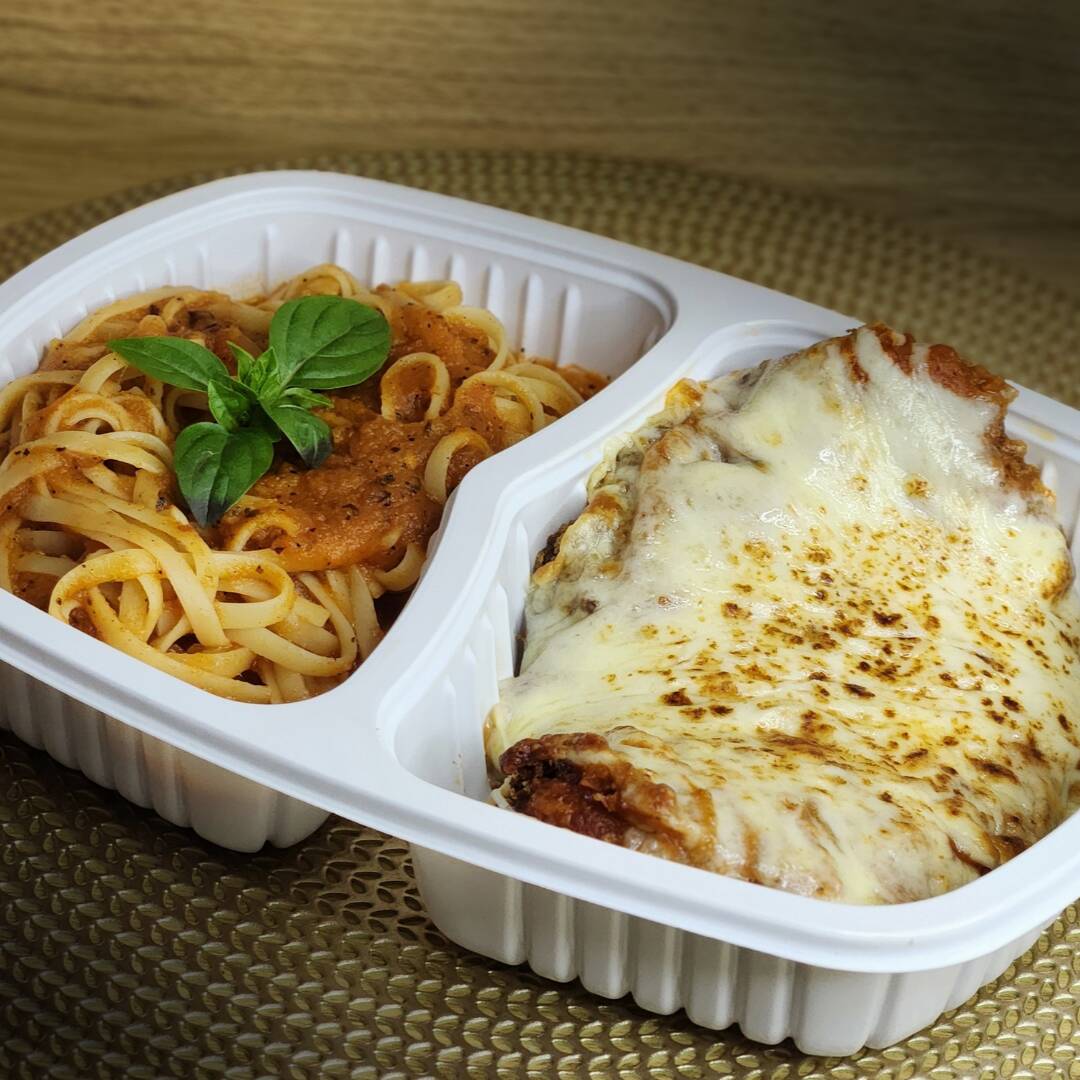 Filé de frango empanado na panko, coberto com molho de tomate artesanal e queijo gratinado. Acompanha fettuccine ao pomodoro. Um clássico irresistível da cozinha italiana que conquista em cada garfada!