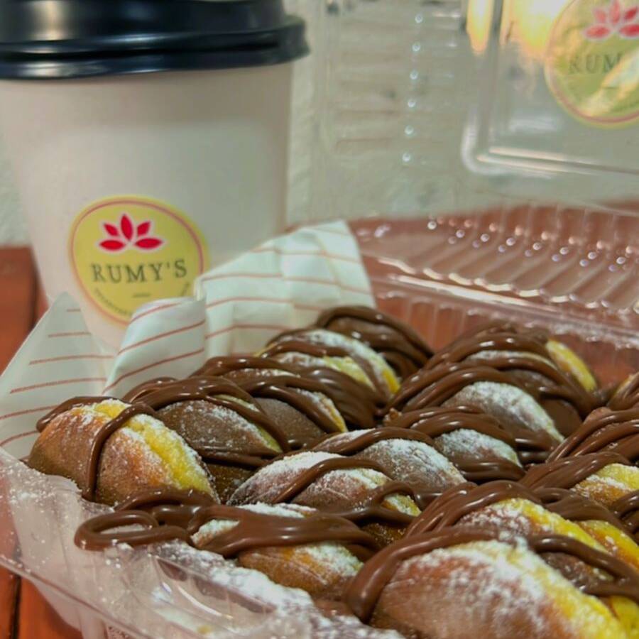 MINIHOTCAKES+DIRTYCHAI EN LAS ROCAS