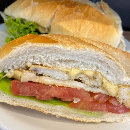 Filé de frango no pão francês, Queijo prato, Alface e Tomate.