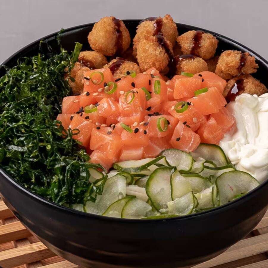 Base à sua escolha, salmão, tilápia croc, sunomono (salada de pepino, kani e gergelim), cebolinha, mix de gergelim, palha de couve, sour cream e molho teriyaki. 
Escolha a base do seu poke: Arroz japonês (shari) ou Salada!