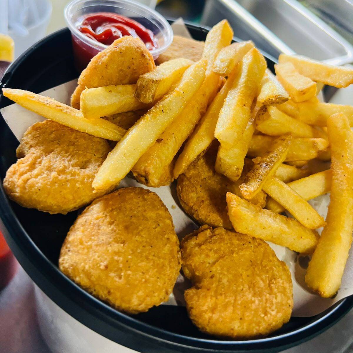 Nuggets de Pollo con Papas Fritas