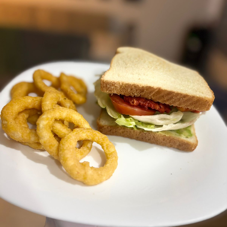 Club Sandwich (incluye Papas o Aros de Cebolla)