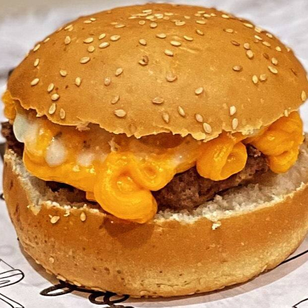 Pão, carne 130g,cheddar e molho opcional Maionese Especial e Barbercue