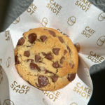 O tradicional cookie de baunilha com muitas gotas de chocolate ao leite, com gosto de Nova Iorque :) A Cake Shot não altera e/ou adiciona ingredientes aos produtos já formulados. Escrevemos bilhetes Apenas na compra do mesmo que está disponível no começo do cardápio. - 120g Cookie - Cookie de Baunilha- Entrega grátis - Promoção