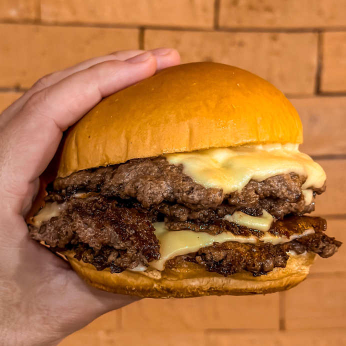 Pão Brioche 4 carne smash de 90g mussarela e maionese da casa
