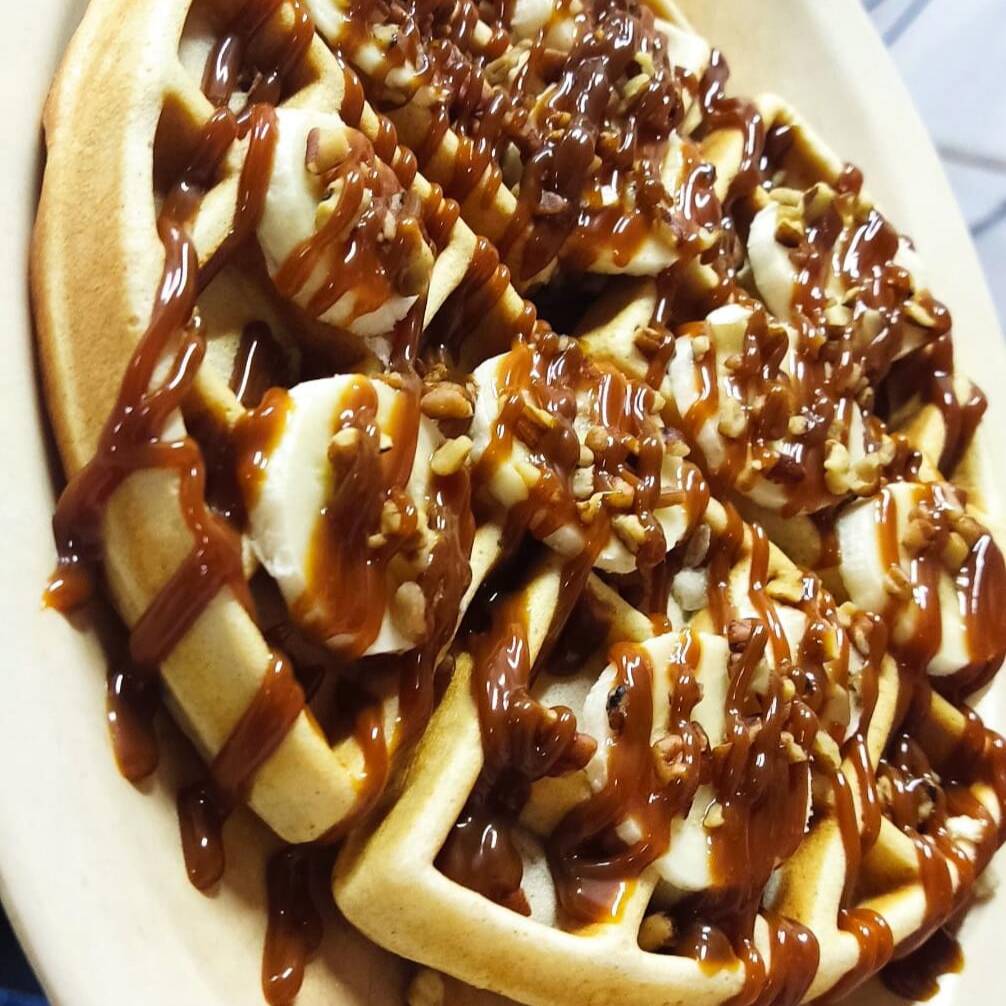 WAFFLE PLATANO, NUEZ Y CAJETA