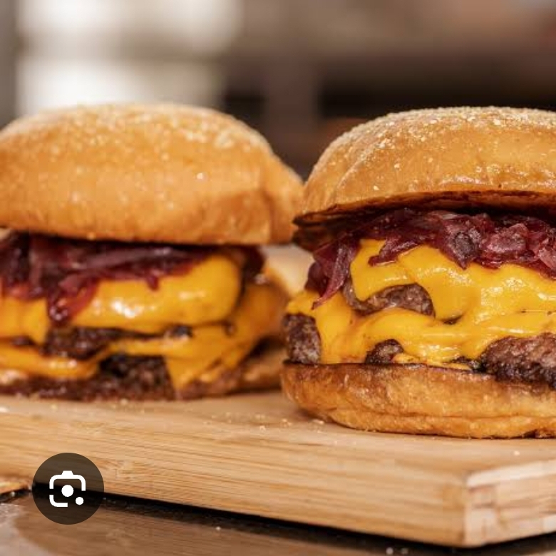 Pão, carne, calabresa, queijo cheddar, cebola caramelizada e molho do chef