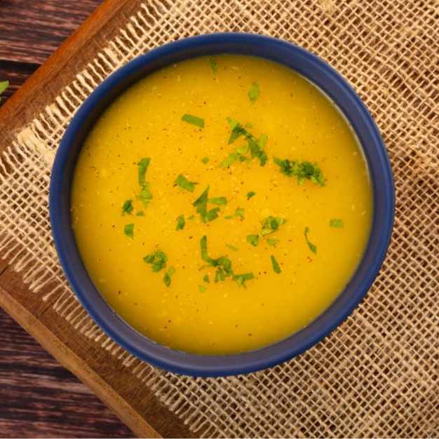 Caldo de mandioquinha cremoso com frango desfiado, tempero especial e aquele sabor caseiro que conquista a cada colherada!