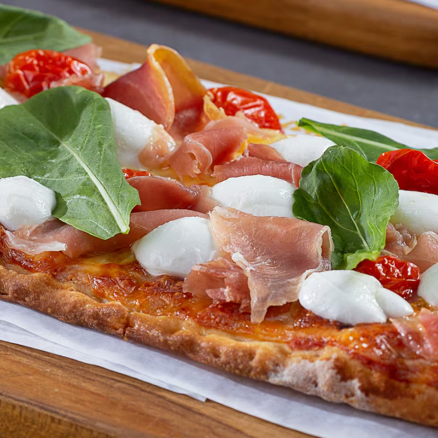 Massa artesanal, molho tomate da casa, mussarela de búfala, tomate cereja e rúcula. Aprox 340g