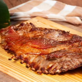 Nosso famoso French Rack assado na brasa com molho de hortelã. Escolha até 02 acompanhamentos