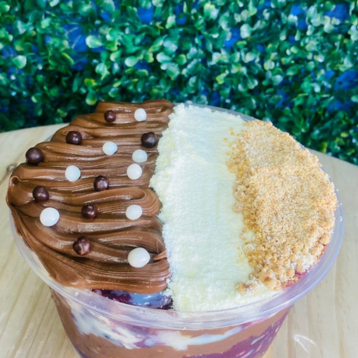 Açaí cremoso servido em um pote grande de 750 ml, finalizado com Nutella em quantidade ideal para dar o toque de chocolate perfeito.