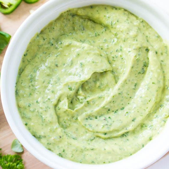 Molho a base de maionese, cheiro verde, alho e limão
