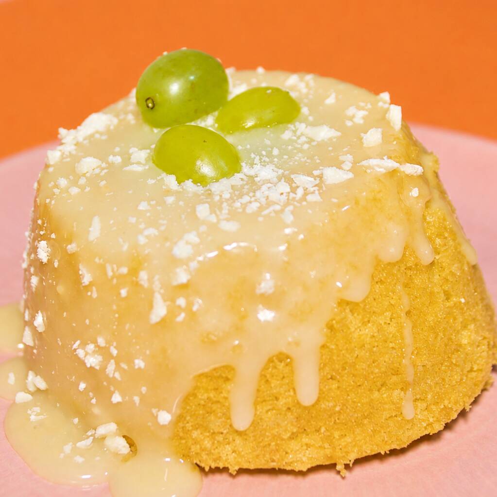 Massa branca macia e fofinha, coberta com uma cremosa ganache de chocolate branco, uvas verdes fresquinhas e finalizada com raspas de chocolate branco. Receba seu bolo quentinho e aproveite cada pedaço!