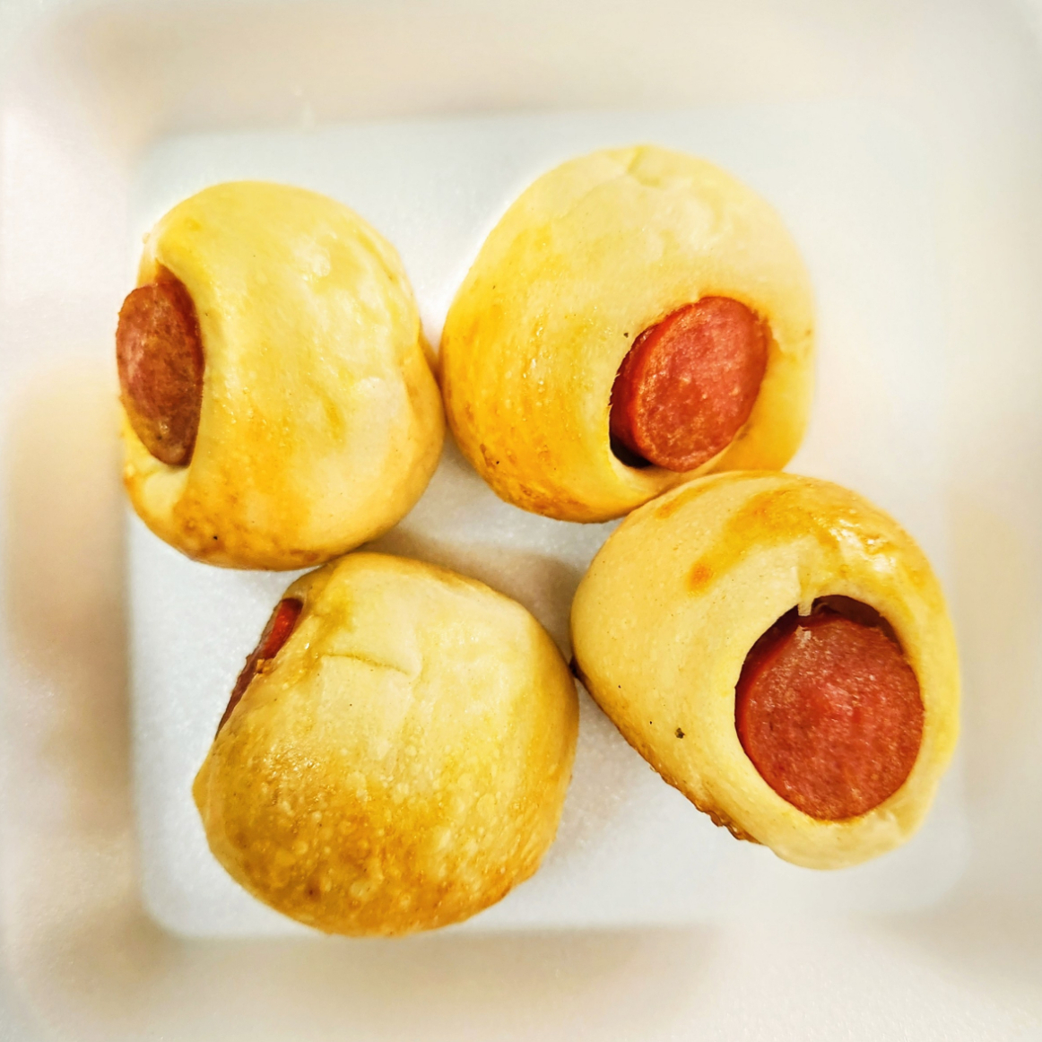 Massa de pão semi-doce, fofinha e macia recheada com salsicha.Uma deliciosa opção de lanche.(Bandeja contendo 6 unidades de aproximadamente 205  gramas cada)