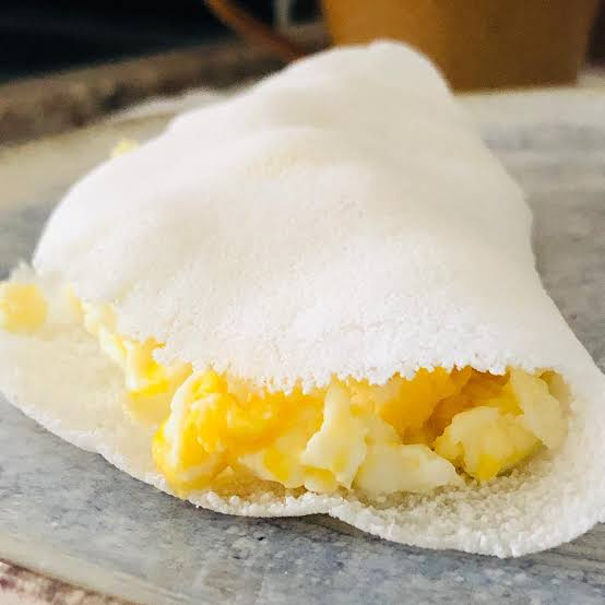 Deliciosa tapioca preparada na hora, recheada com ovos mexidos cremosos e bem temperados, garantindo uma opção leve, saborosa e nutritiva. Perfeita para qualquer momento do dia, com aquele sabor caseiro que conquista a cada mordida!