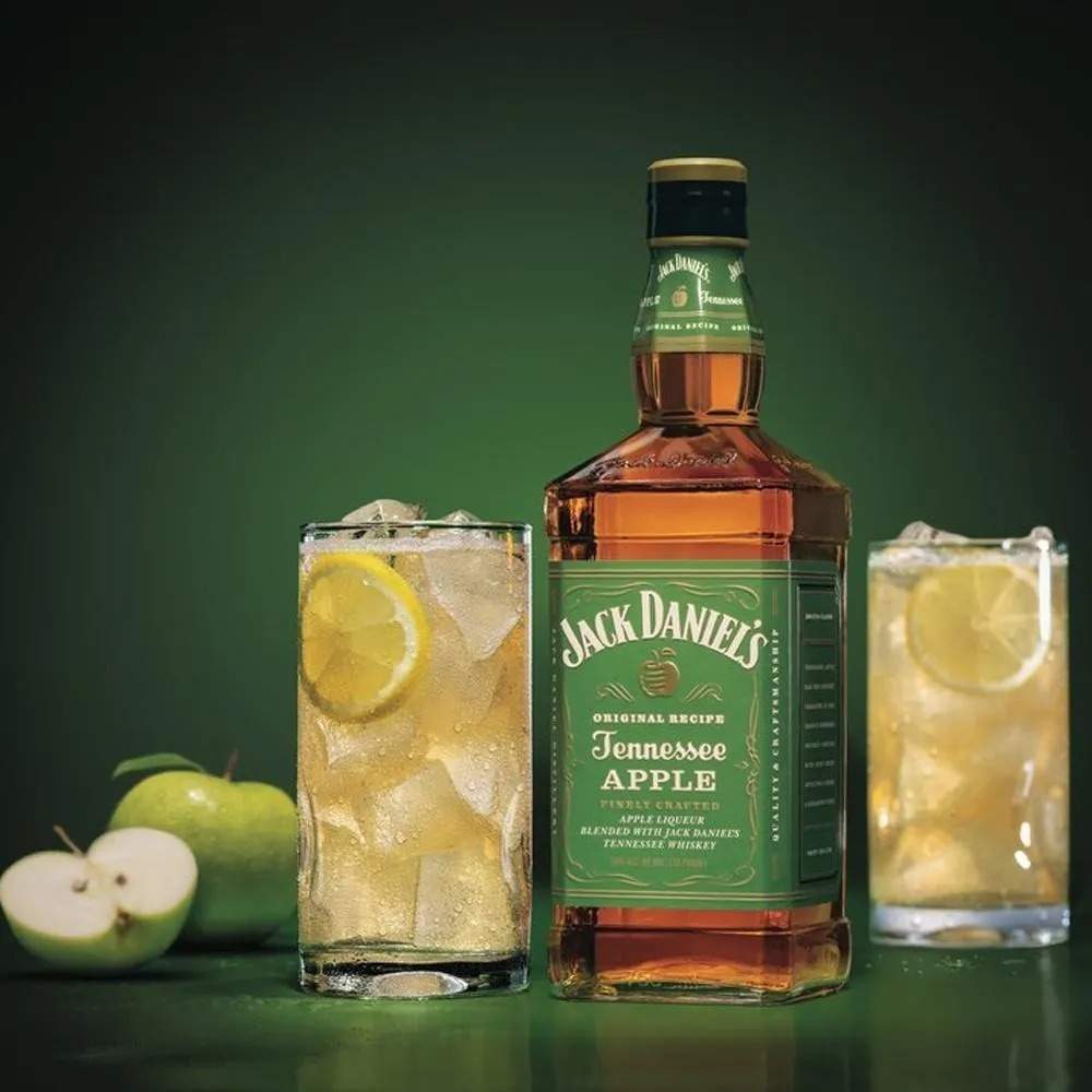 Whisky Jack Daniel’s Maçã Verde, Red Bull e gelo saborizado, acompanhado de copo e canudo.