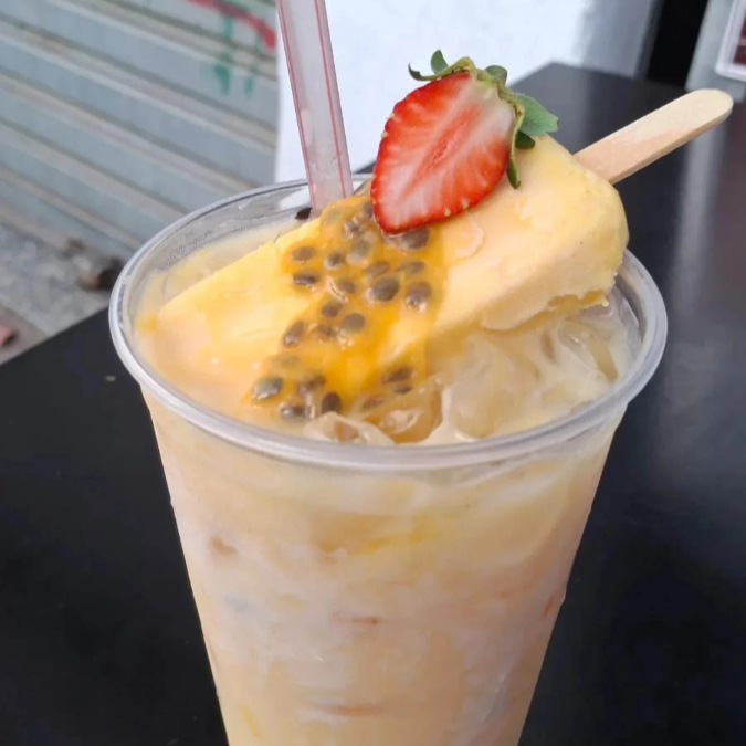 Vodka, Yakult, leite condensado, maracujá e picolé.