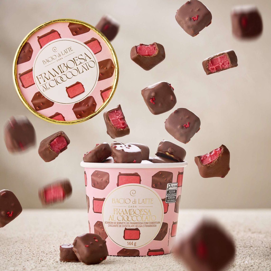 Bombom de gelato sabor framboesa com cobertura de chocolate