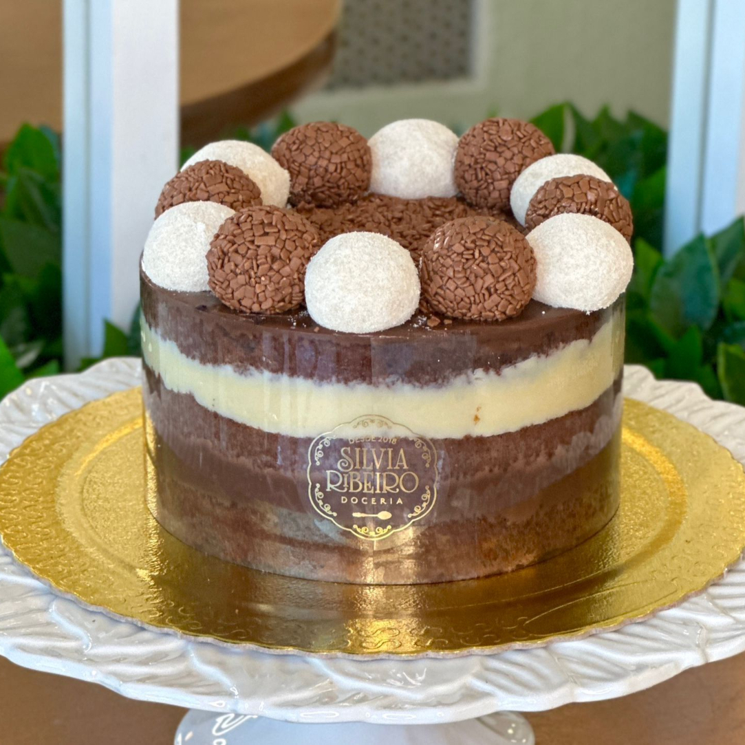 Torta de 2kgs no acetato. De bolo de chocolate molhadinho com camadas de brigadeiro belga e brigadeiro de Ninho. Docinhos no topo. obs. 1: não alteramos nenhum produto ou retiramos/adicionamos ingrediente. obs. 2: produto de consumo imediato. obs. 3: alguns produtos podem vir com vencimento do mesmo Dia.