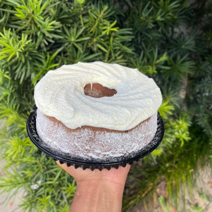 Delicado, leve e coberto com nosso creme de Ninho artesanal. Simples, leve e apaixonante! Serve aprox. 8 fatias