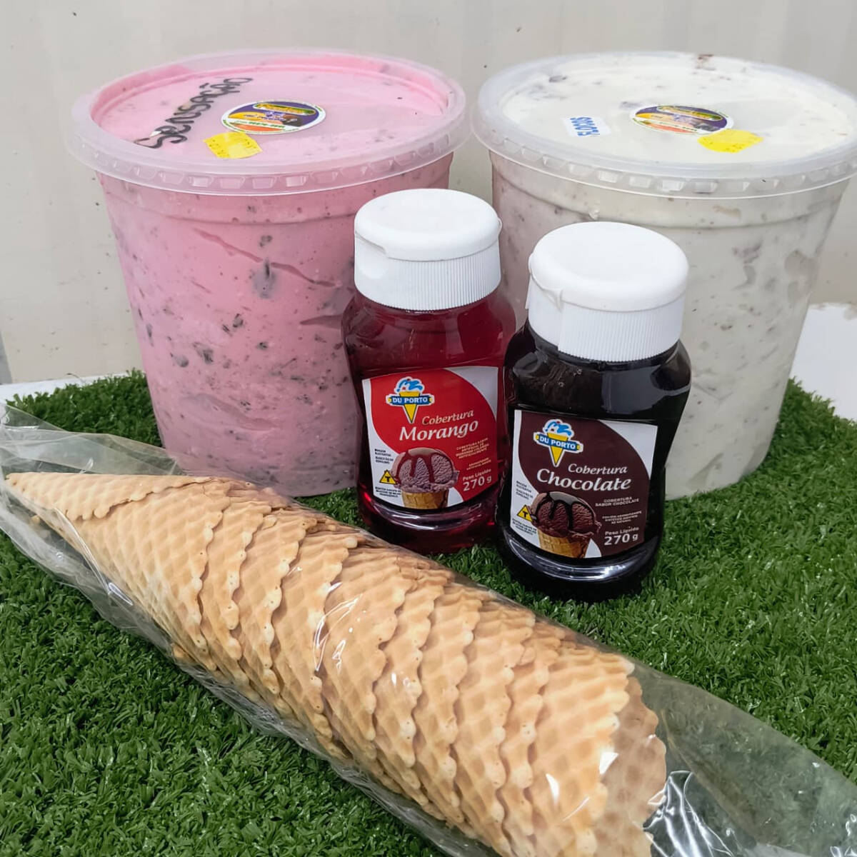 Escolha 2 Sabores de Sorvete 2L + um sabor de Cobertura + um pacote de cascão.