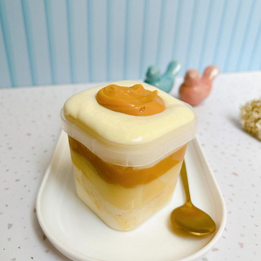 Bolo no pote com camadas de mousse de Ninho, brigadeiro de Ninho, massa branca e doce de leite suave.