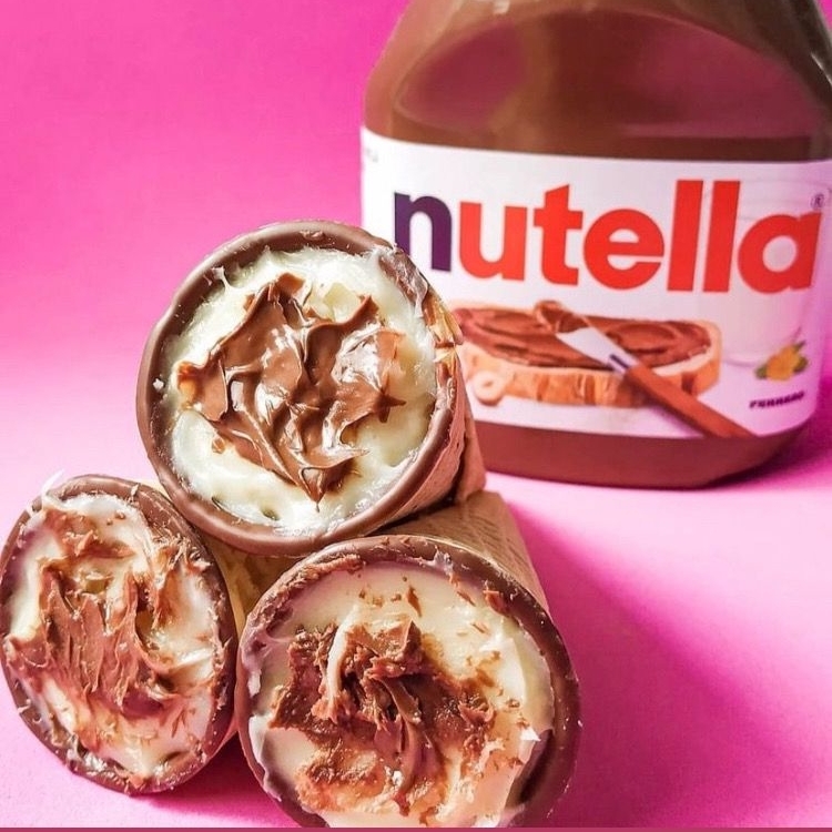 Casquinha de sorvete crocante envolvida no chocolate ao leite com recheio de Nutella e brigadeiro de leite Ninho.