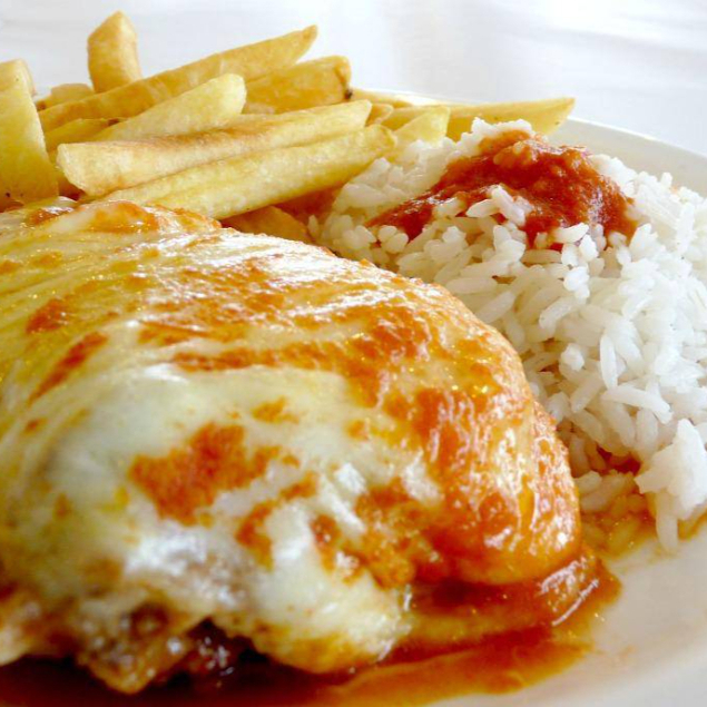 Descubra a delícia do nosso inigualável 'Bife à Parmegiana do Gordo'. Acompanha arroz fresco, batatas cuidadosamente selecionadas e fritas até a perfeição, e uma salada fresca e crocante para equilibrar o prato. Uma combinação perfeita para satisfazer o seu paladar e alimentar a sua fome em nossa categoria 'Marmitex da Nega'. Experimente!