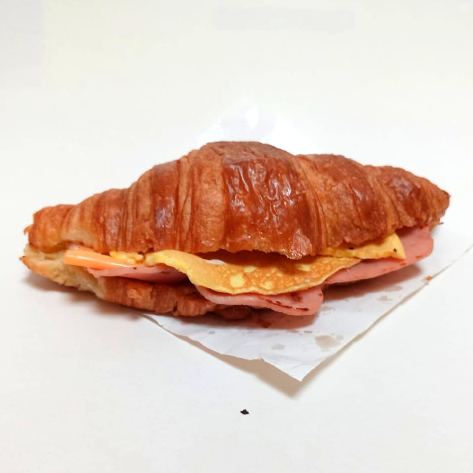 Cuernito con Huevo y Jamón