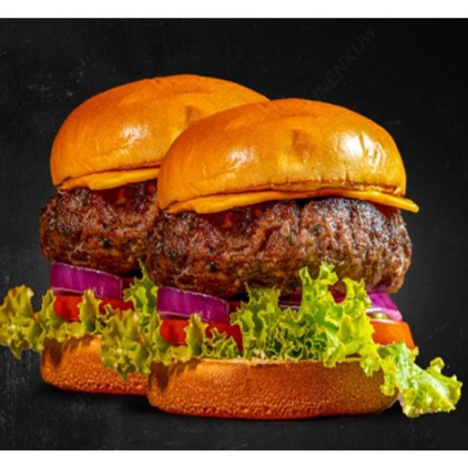 Que tal dobrar a suculência? São 2 Chevrolet com nosso hambúrguer Angus artesanal, abraçados por um pão brioche fofinho, com a crocância da cebola roxa e o frescor do alface e tomate.