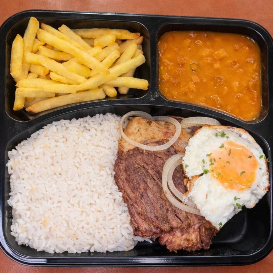 Bife Acebolado com Ovo estralado, Arroz Branco, Feijão Encorpado, Farofa e Batata Frita Sequinha. Peça Já e Sinta o Sabor de um Clássico!