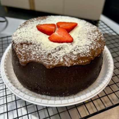 Massa fofinha de chocolate recheado com o nosso brigadeiro cremoso ao leite com pedaços de morangos frescos