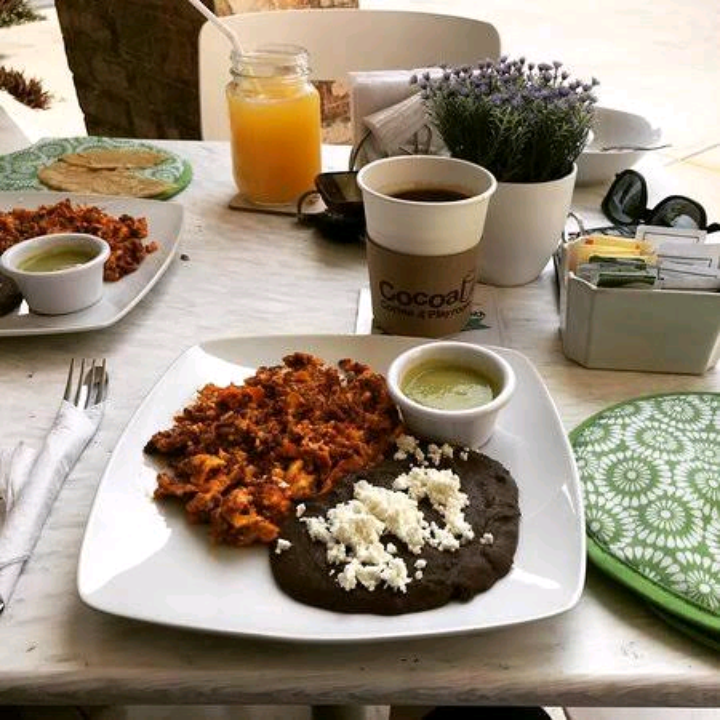 Huevos con chorizo y complementos