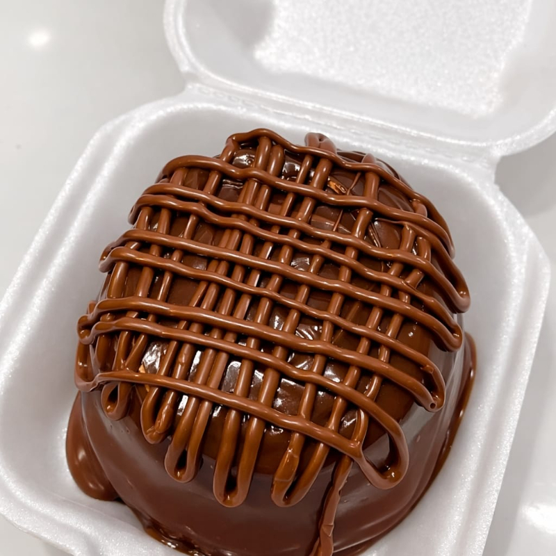 Um irresistível bolo vulcão de chocolate, com massa super fofinha e amanteigada, coberto com um delicioso creme de chocolate e finalizado com fios de Nutella. Uma sobremesa perfeita para os apaixonados por chocolate! Serve 1 Pessoa. Peso 250 g