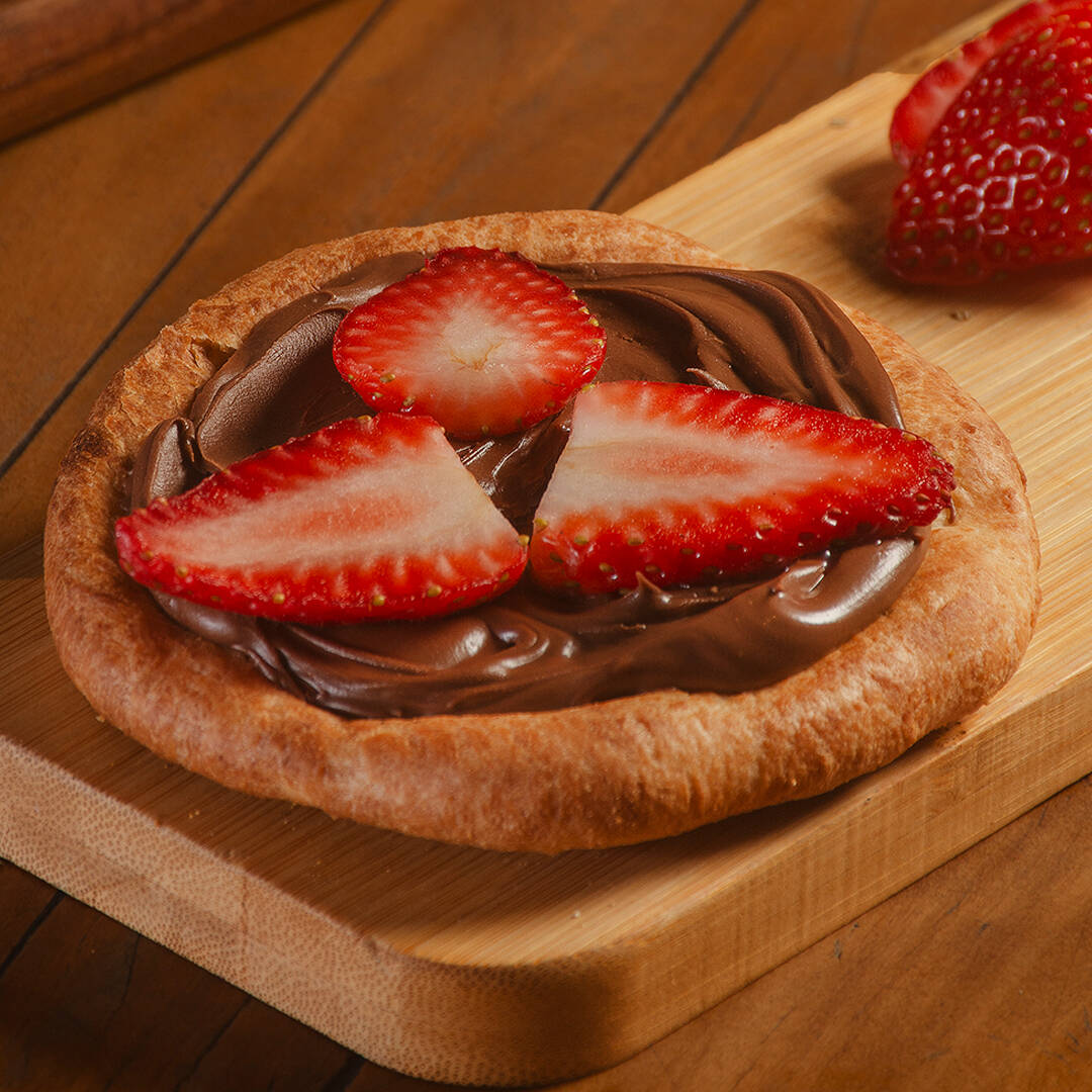 Creme de avelã Nutella com fatias de morango