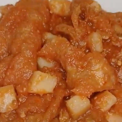 Taco de Chicharrón en Salsa Roja con Papas